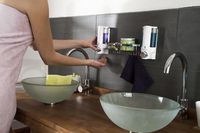 Stick On Dubbele Wandgemonteerde Zeepdispenser met rekje . Wit