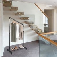 Een in hoogte verstelbare schuin geplaatste steun in zwart en zilver