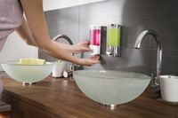 Enkele Stick-on Zeep-/Shampoodispenser 360 ml . Wit